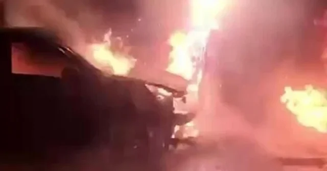 Bursa da park halindeki otomobil alev alev yandı VİDEO İZLE