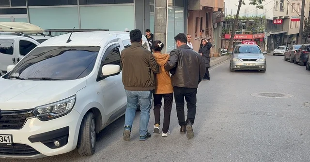 Bu araç benim diyerek hırsızlık için girdiği araçtan inmeyen kadın tutuklandı Bursa Haberleri