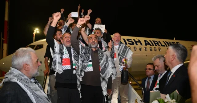Yurda dönen Sumud aktivistleri tutsak kalan arkadaşları için slogan attı VİDEO İZLE