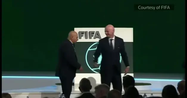 FIFA kongresine damga vuran an! Elini sıkmadı, sahneyi terk etti! Alkış alan hareket