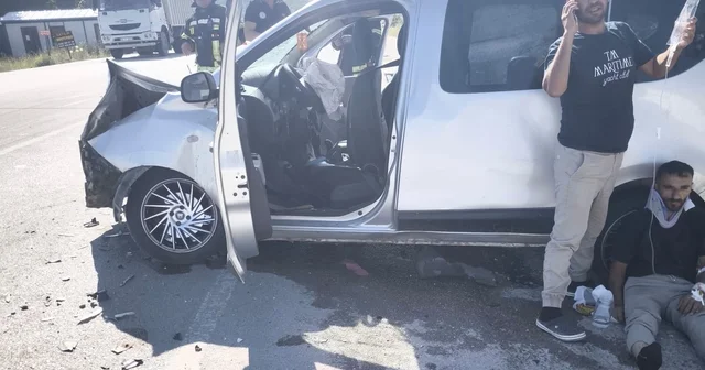 Mersin de otomobil ile hafif ticari araç çarpıştı: 6 yaralı Mersin Haberleri