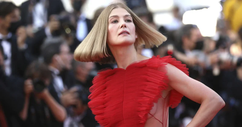 Rosamund Pike tan seyirciye telefon sitemi