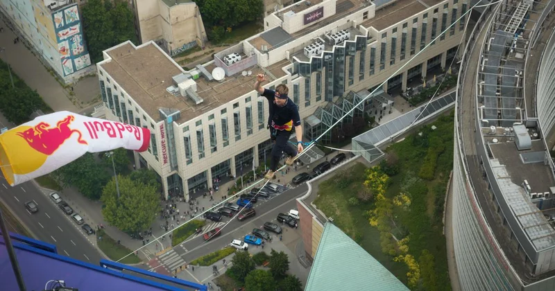 Varşova da gökdelenler arasında 500 metre slackline rekoru