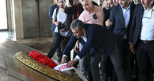 Özgür Özel’in Anıtkabir’deki çelenk krizinin perde arkası: Önce ‘gelmeyeceğiz’ deyip sonra zorla girmişler VİDEO İZLE