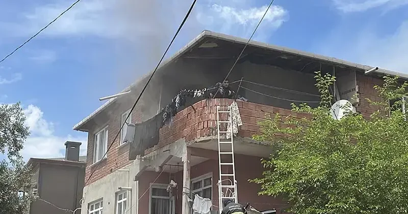 Boş binada yangın çıktı, bitişik evdeki anne ile kızı dumandan etkilendi