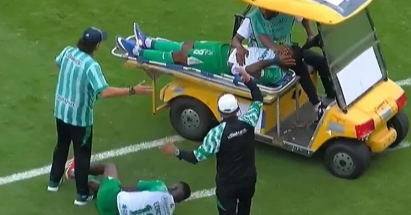 Sakatlanan oyuncuyu taşıyan ambulans, başka bir futbolcuya çarptı
