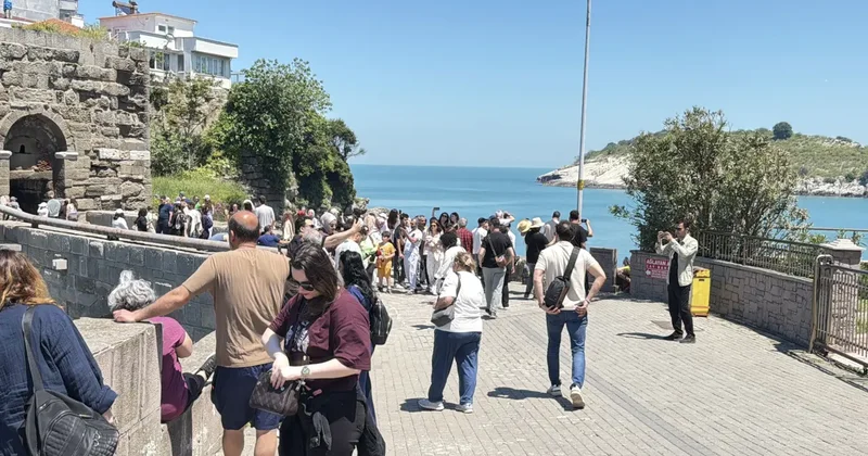 Bayram tatilinde akın ettiler! 6 bin nüfuslu ilçeye 182 bin kişi geldi