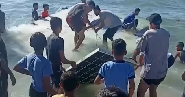 İsrail in saldırdığı Sumud Filosu’ndaki teknenin parçaları Gazze kıyılarına ulaştı VİDEO İZLE