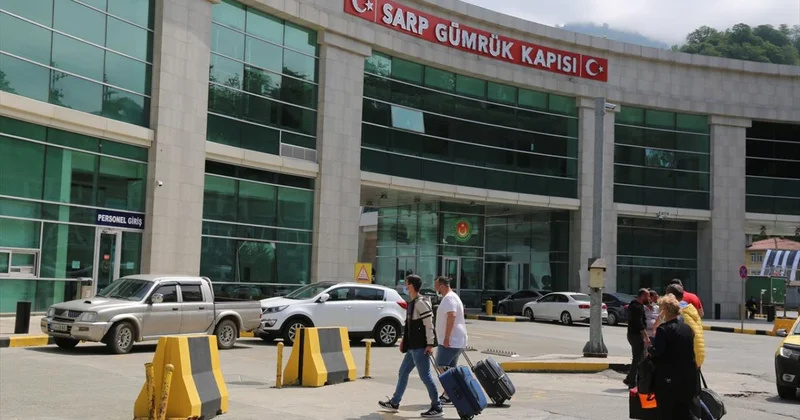 Sarp Sınır Kapısı ndan Kurban Bayramı tatilinde 185 bini aşkın yolcu geçti