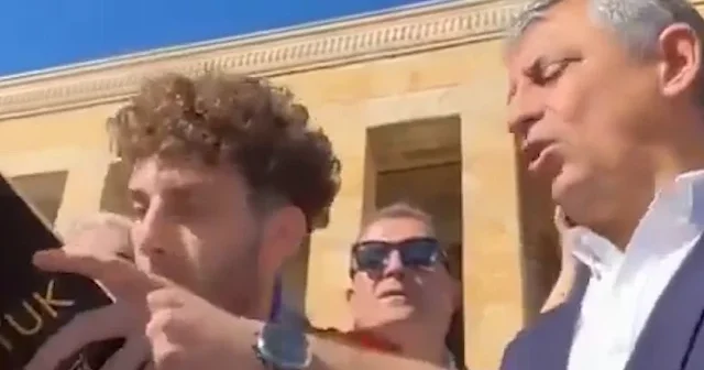Anıtkabir de Gençliğe Hitabe okuyan genç ile Özgür Özel arasındaki bacak gerginliği kamerada VİDEO İZLE
