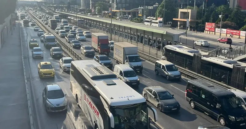 Bayram tatili bitti, İstanbul trafiği kilitlendi: Haftanın ilk günü yoğunluk arttı!