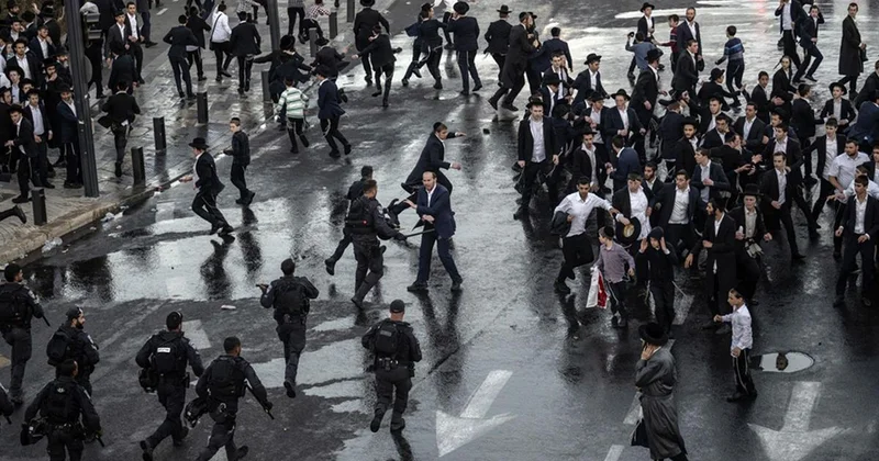 İsrail polisi, zorunlu askerlik karşıtı gösteri yapan Haredilere ses bombalarıyla müdahale etti