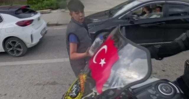 Su satan çocuktan duygulandıran hareket: Türk bayrağımı taşıyorsun suyun benden olsun VİDEO İZLE