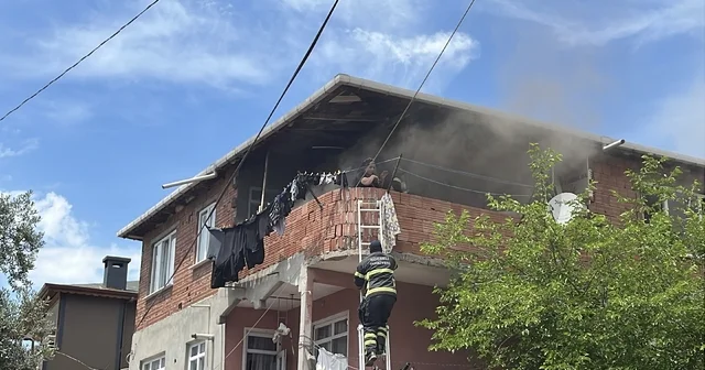 Kocaeli de korkutan yangın: Balkonda mahsur kalan anne ve bebeği itfaiye kurtardı Kocaeli Haberleri