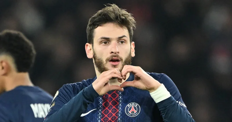 UEFA Şampiyonlar Ligi nde sezonun en iyisi Khvicha Kvaratskhelia
