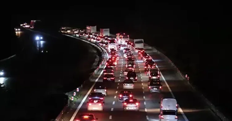 Dönüş çilesi devam ediyor! Trafik durma noktasına geldi
