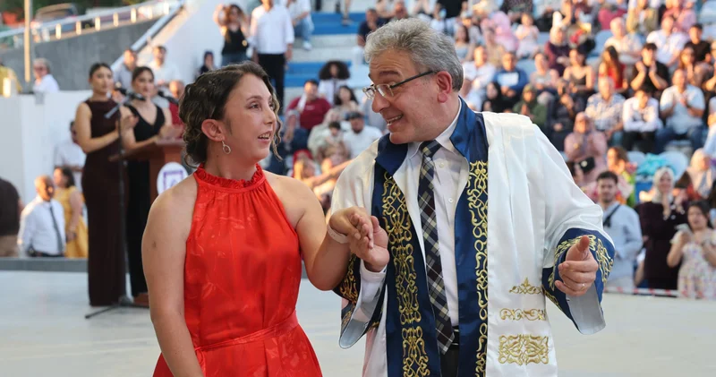 Annesinin gözleriyle üniversiteden mezun oldu Haberler