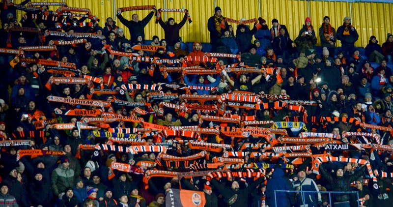 Yaz sıcağında bile boyunlarından çıkarmıyorlar! Futbol taraftarlarının atkı takma geleneğinin 100 yıllık hikayesi