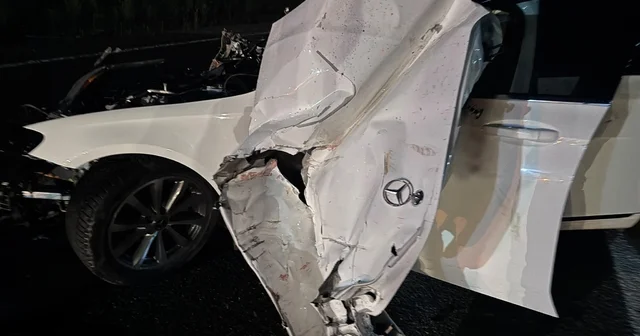 Sivas ta traktöre çarpan Mercedes hurda yığınına döndü: 4 yaralı Sivas Haberleri Habertürk Yerel Haberler