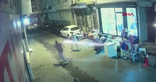 Fatih’te 4 katlı binadan beton parçalarının düştüğü anlar kamerada