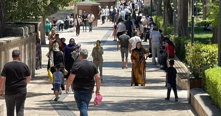 Hava sıcaklığı 40 dereceye ulaştı! Vatandaşlar ve turistler zor anlar yaşadı