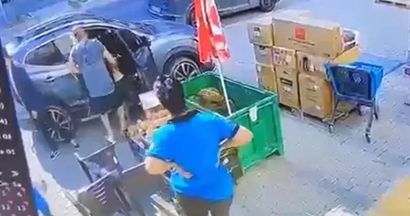 Erkek arkadaşı tarafından sokak ortasında darbedildi; olay kamerada