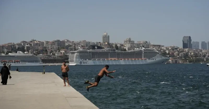 İstanbul da sıcak hava bunalttı: Kimi denizde serinledi kimi gölgelik alanda dinlendi
