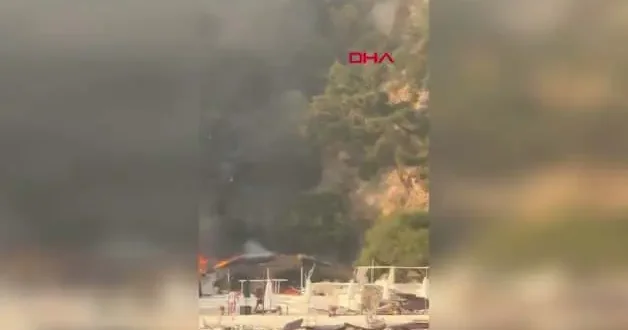 Büyükada da yangın paniği: Plaj alevlere teslim oldu