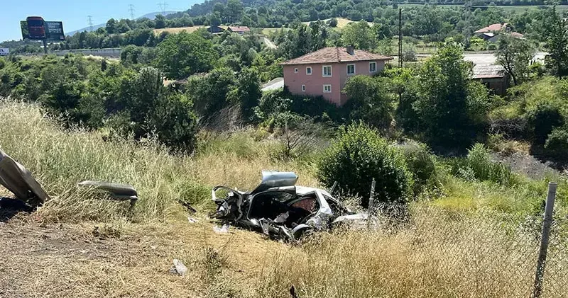 Bolu da otoyolda otomobil şarampole devrildi: 1 ölü, 3 yaralı