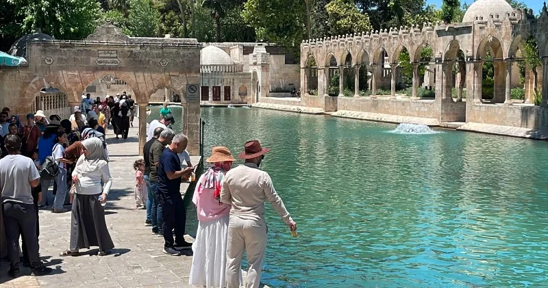 Şanlıurfa da 40 dereceyi bulan sıcak bunalttı Şanlıurfa Haberleri