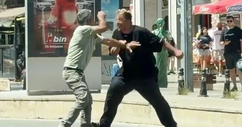 Antalya da tarihi kapı önünde taşlı ve delici aletli kavga