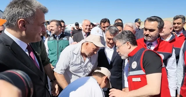 Bakan Yumaklı dan elini öpmek isteyen çocuğa esprili cevap Kırıkkale Haberleri Habertürk Yerel Haberler