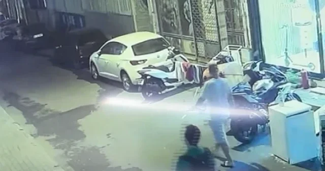 Fatih te korku dolu anlar: Yolda yürüyen vatandaşlar beton parçalarının altında kalmaktan saniyelerle kurtuldu VİDEO İZLE