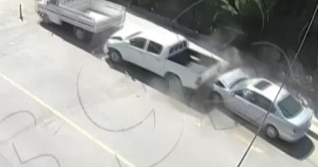 Hastane yolunda direksiyon hakimiyetini kaybetti park halindeki araçlara çarptı VİDEO İZLE
