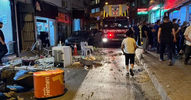 4 katlı binanın çatısından düşen parçalardan 2 kişi son anda kurtuldu