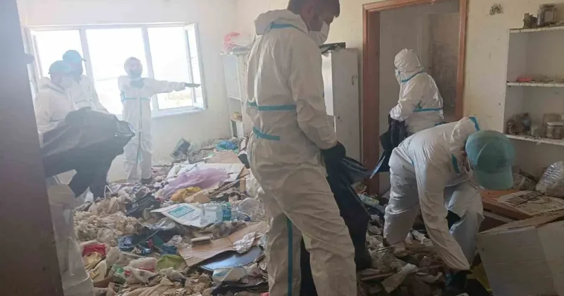 Balkan Mahallesi’nde evden 28 ton çöp çıkarıldı
