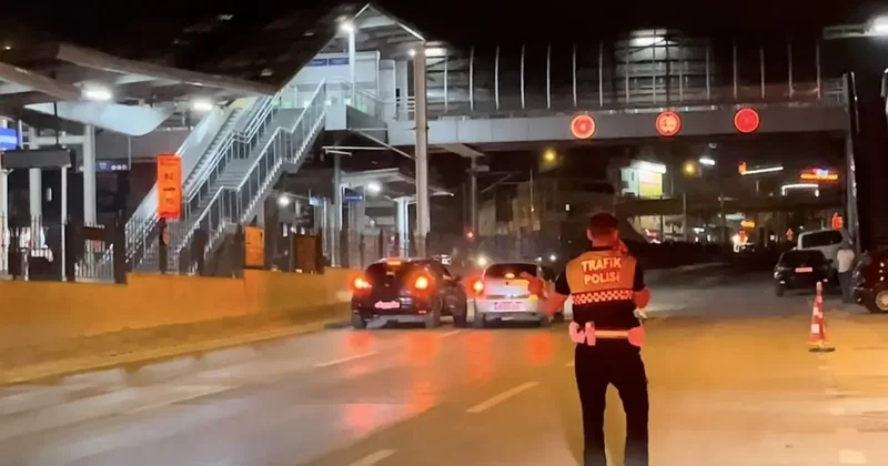 Polisin gözü önünde müşterinin otomobiliyle trafiği tehlikeye attı