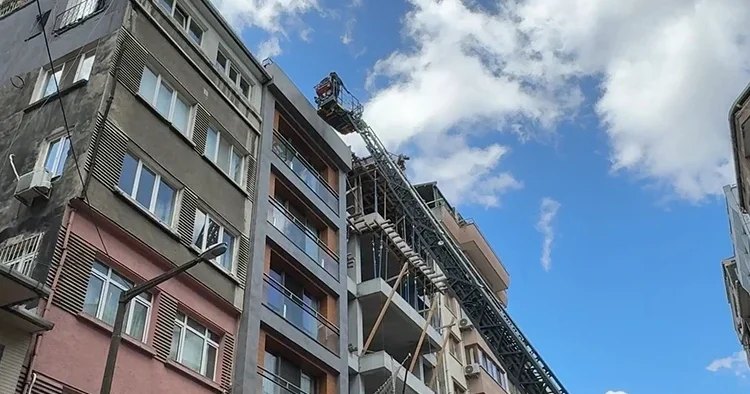Beyoğlu nda çatıya çıplak çıkan turisti görenler itfaiyeyi aradı: Dolaşmaya geldim