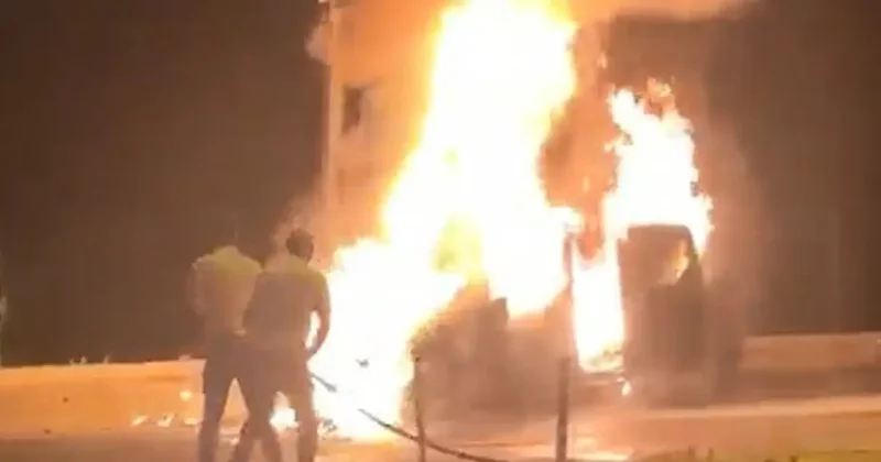 Bingöl’de hafif ticari araç alev alev yandı