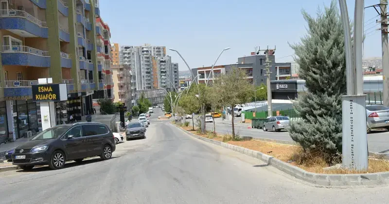 Mardin’de hava sıcaklığı 40 derecenin üzerine çıktı; cadde ve sokaklar boş kaldı