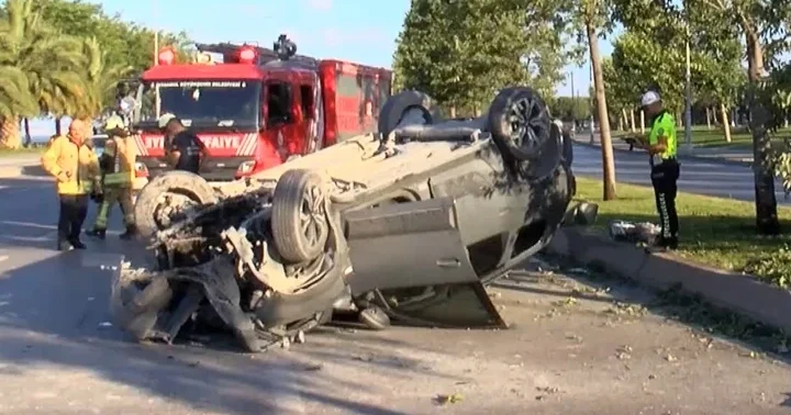 Kartal’da otomobil refüjdeki ağaca çarpıp takla attı