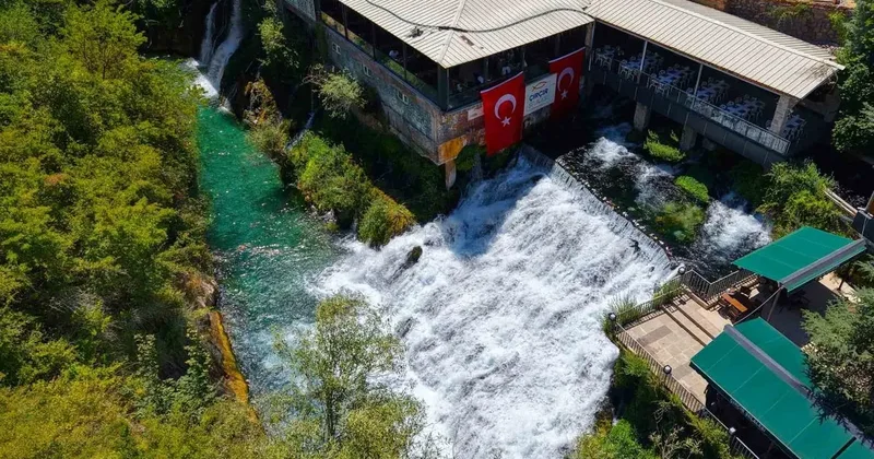 Yıllık yaklaşık 400 bin ziyaretçi ağırlayan Çırçır Şelalesi turkuaz rengiyle dikkat çekiyor