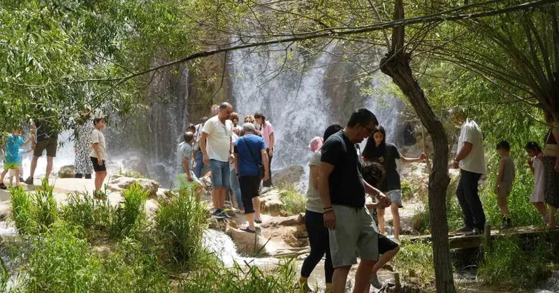Kavurucu sıcaklarda Girlevik Şelalesi ziyaretçilerin akınına uğruyor