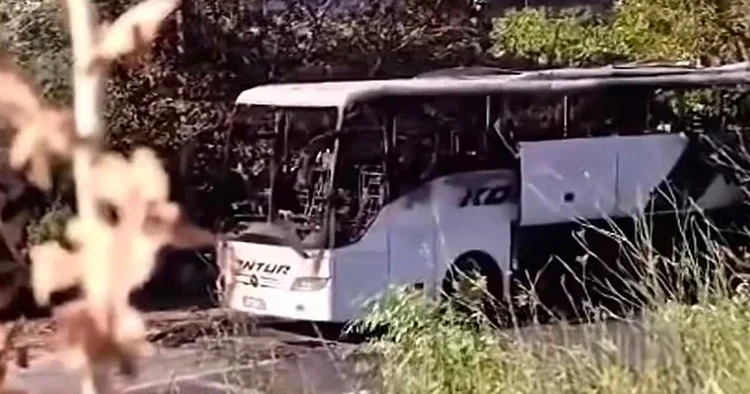 Mersin de seyir halindeki yolcu otobüsü yandı; araç kullanılamaz hale geldi