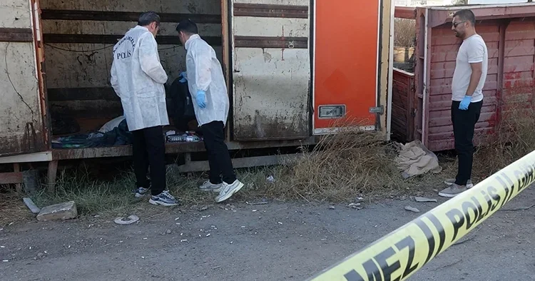 Antalya da kamyonet kasasında yaşayan kişi ölü bulundu