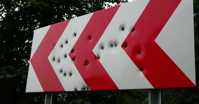 Karadeniz yaylalarında trafik levhaları kevgire döndü Trabzon Haberleri Habertürk Yerel Haberler