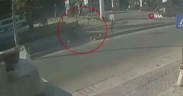 Antakya da iki motosiklet çarpıştı: 1 kişinin öldüğü feci kaza kamerada