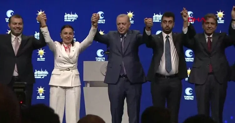 İstanbul da 3 belediye başkanı AK Parti ye katıldı: Rozetlerini Cumhurbaşkanı Erdoğan taktı