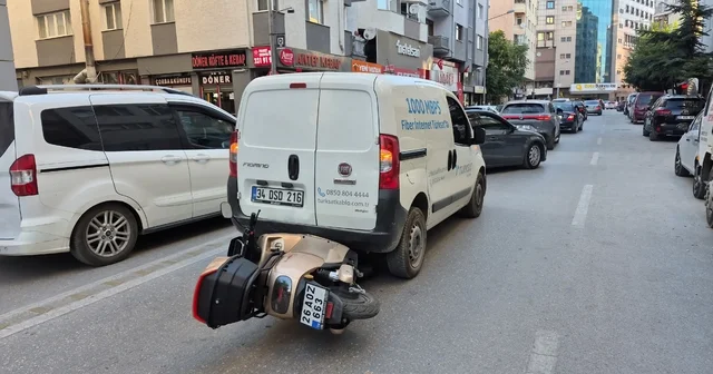 Eskişehir de korkutan kaza: Motosiklet, hafif ticari aracın altına girdi Eskişehir Haberleri Habertürk Yerel Haberler