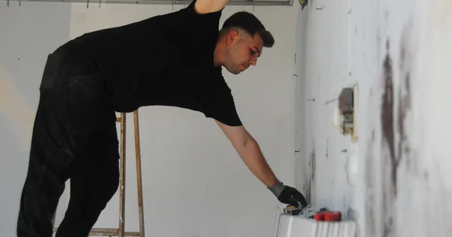 Gündüz elektrikçi, gece sokak müzisyeni Hatay Haberleri Habertürk Yerel Haberler